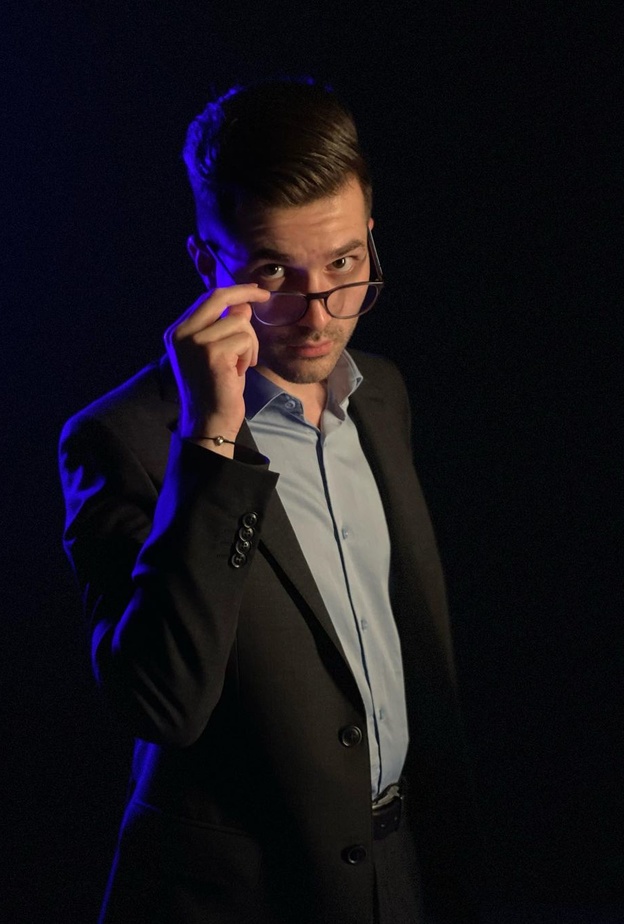 الفنان أوس شازال أحد الممثلين المشاركين في مسلسل المكتب .. المصدر حساب إنستقرام الفنان أوس شازال