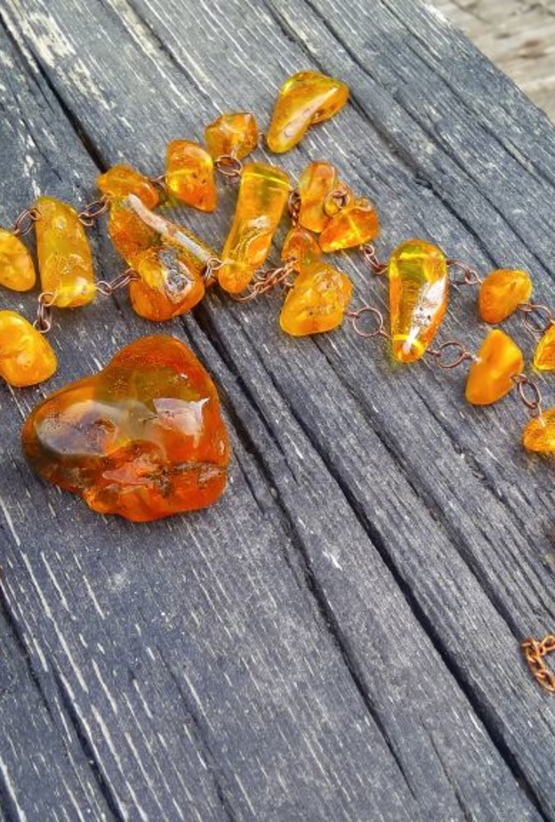 الكهرمان البرتقالي عبارة عن راتنج متحجر من الأشجار الصنوبرية