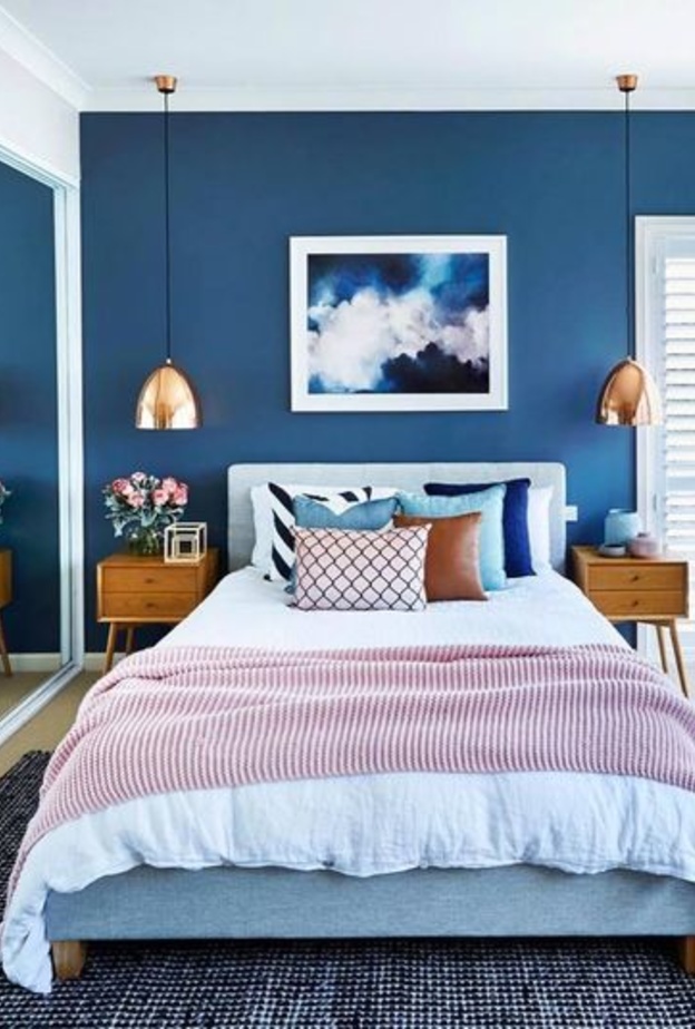 اللون الأزرق لجدران غرف النوم يعمل على تعزيز الشعور بالاسترخاء والهدوء