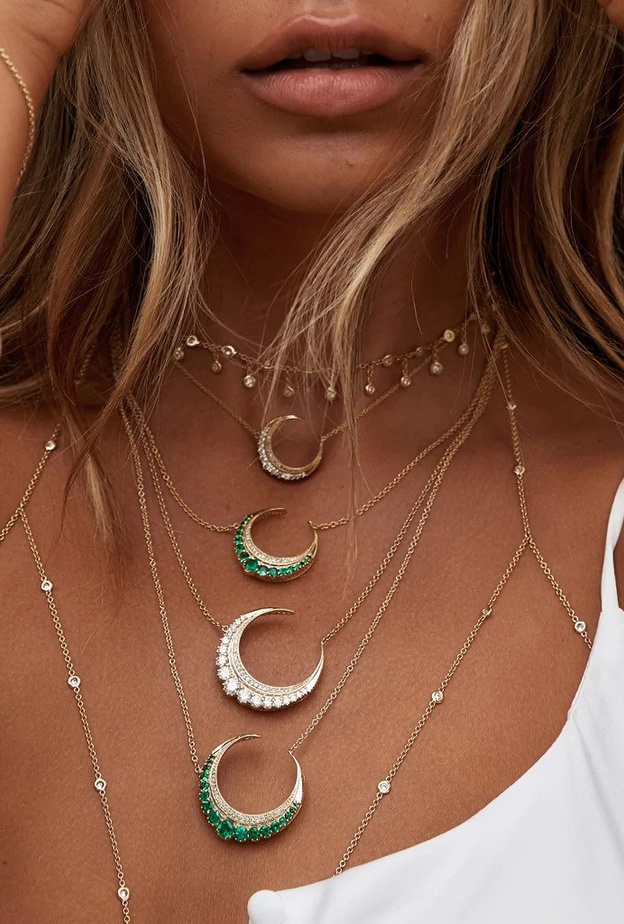 انتقي مجوهرات الزمرد العصرية لاطلالة اليوم الوطني السعودي