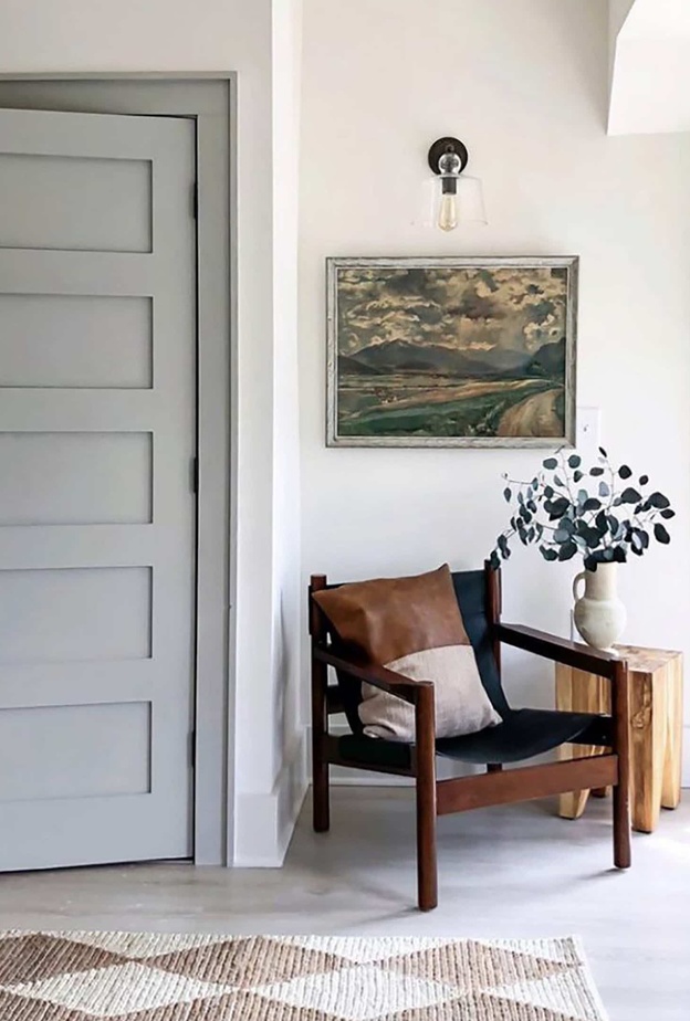 باب داخلي بلون أزرق باستيل وتصميم كلاسيكي 