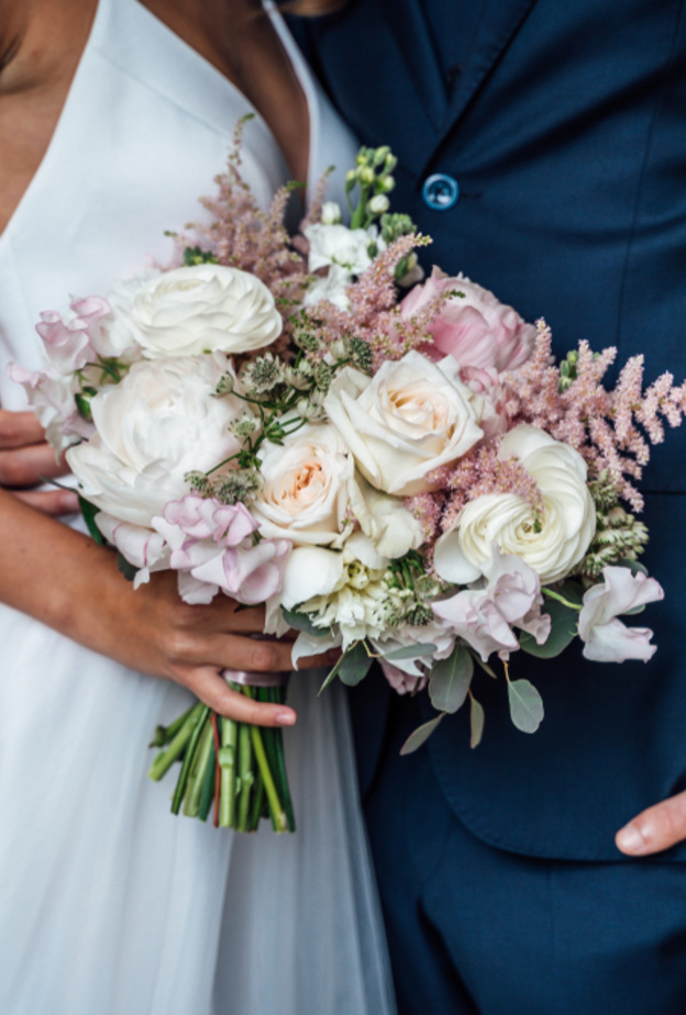 باقة زهور العروس بشكل عام يجب أن تكون أصغر من حجم خصر العروس