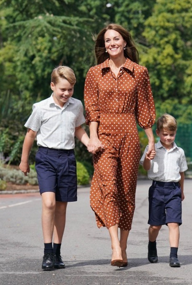 بدت بغاية الأناقة باللون البنيّ وهو أحد أبرز الألوان لخريف 2022