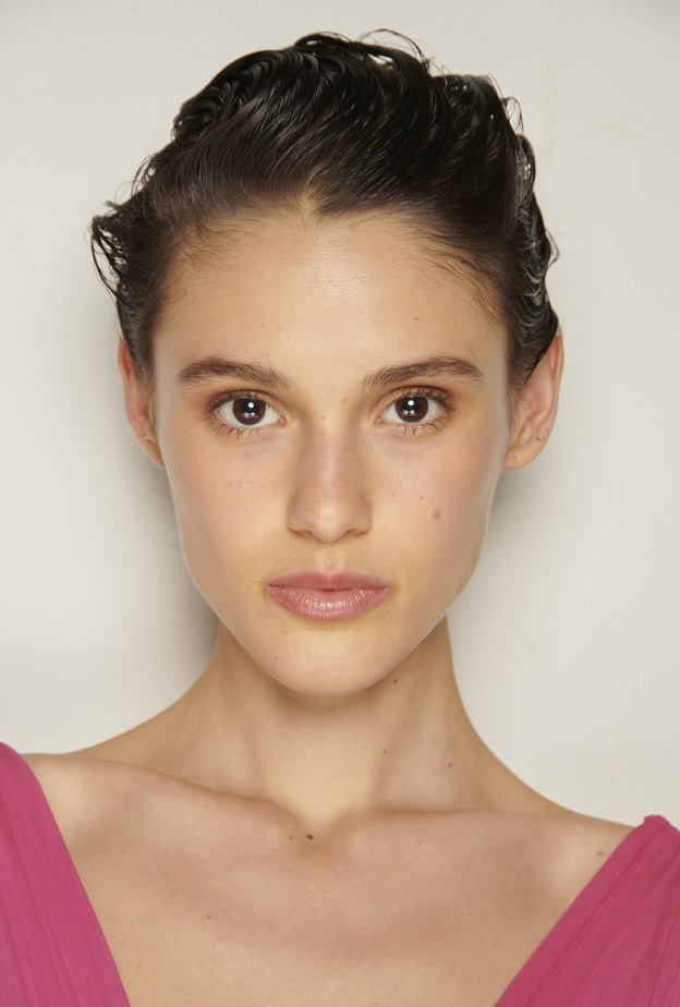 تسريحات الشعر المبلل والمسحوب الى الخلف من دار Alberta Ferretti