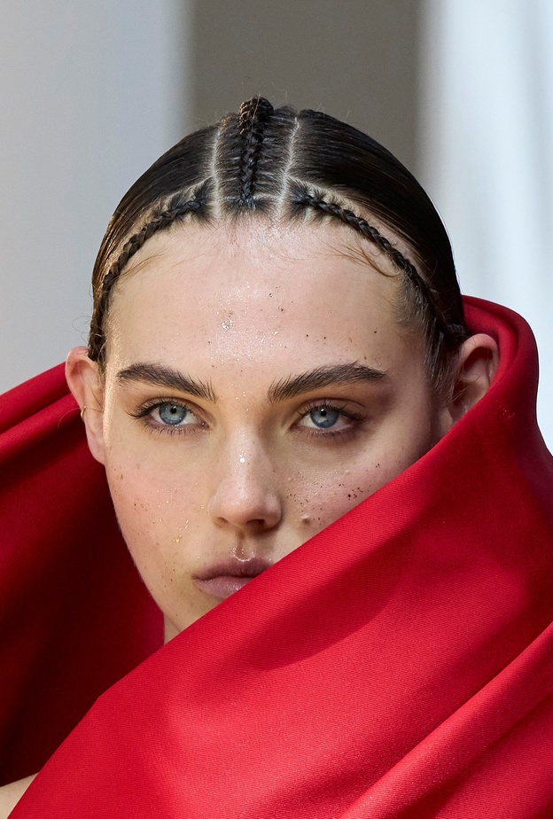 تسريحات الضفائر الرفيعة والعريضة بطريقة عصرية جذابة