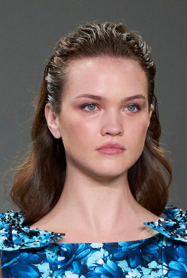 أحدث صيحات تسريحات الشعر العصرية تعرّفي عليها من أسبوع نيويورك لموضة ربيع 2023