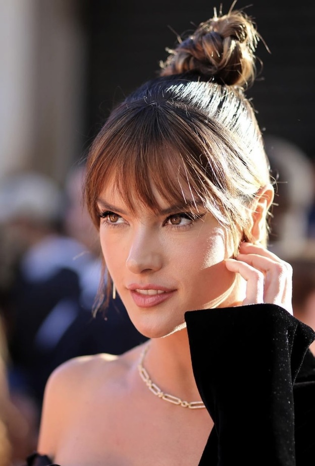 طريقة عمل رفعات شعر سهلة لا تزول يمكن تطبيقها في المنزل بأسلوب أليساندرا أمبروسيو