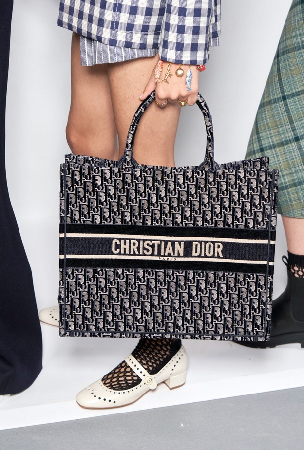 تعتبر الحقائب الـ tote أداة تسويقية فشعارات دور الأزياء المطبوعة عليها كبيرة ويصعب تجاهلها