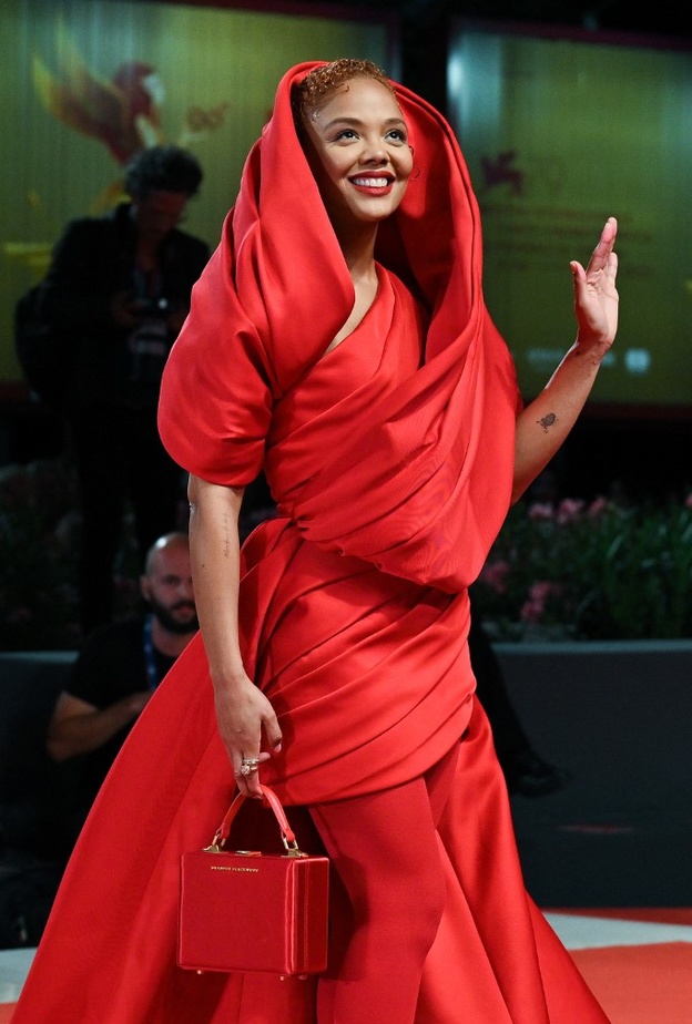 أطلّت Tessa Thompson بلوك من توقيع المصمم إيلي صعب باللون الأحمر