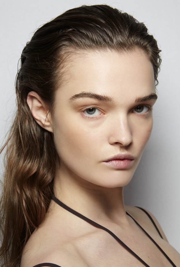 أشكال تسريحات للشعر المبلل نحو الخلف من أساسيات الويت لوك من عرض Dojaka