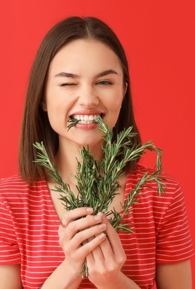 إكليل الجبل.. ماهي فوائده للنساء وكيف تستفدين منه