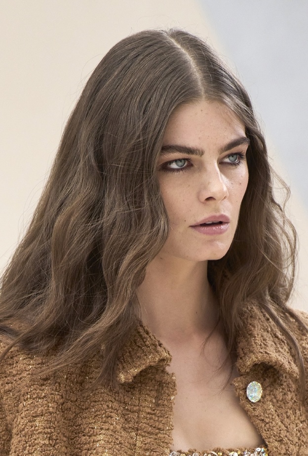 البصل يغذي بصيلات الشعر ويجعلها كثيفة