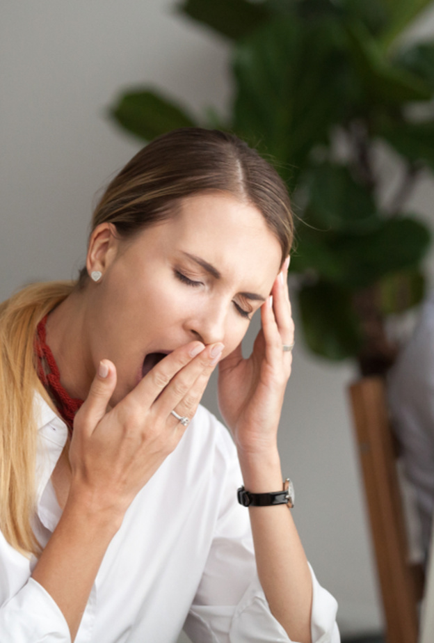 طرق فعالة لمقاومة النعاس أثناء النهار