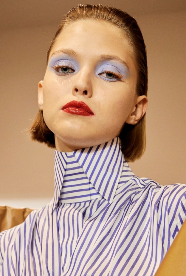 طريقة تطبيق مكياج عصري مع أنواع الماسكرا الملونة من عروض فيكتور أي رولف Viktor e Rolf
