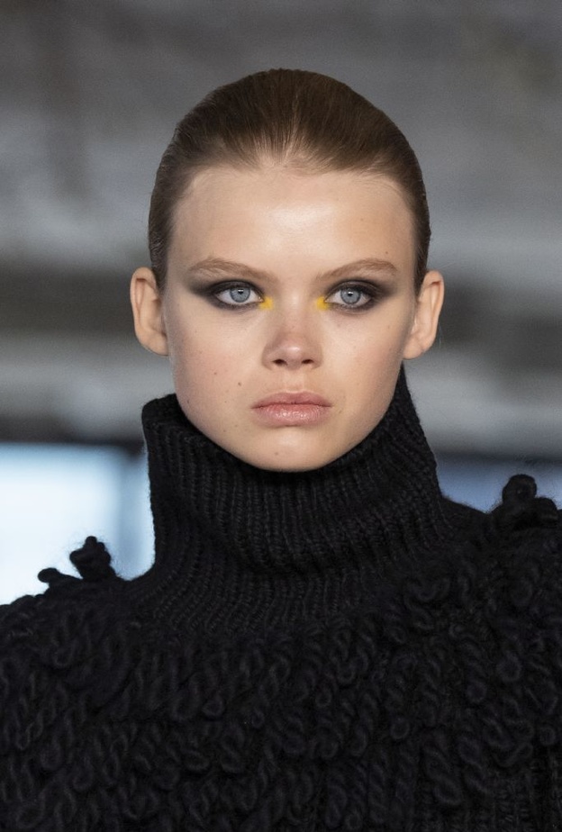 رسمات مكياج خريف 2022 بتدرجات سموكي مع الظلال الصفراء من دار Jason Wu
