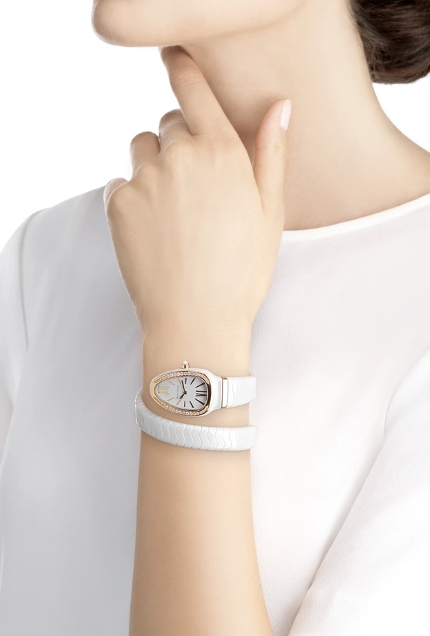 ساعة فخمة من بولغاري باللون الأبيض