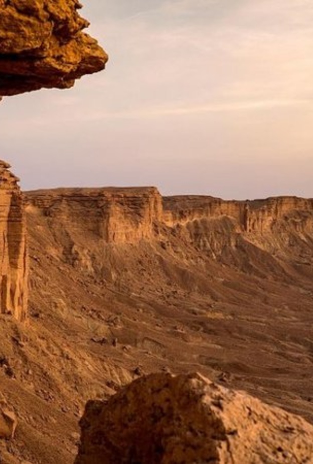 سحر الطبيعة من ارتفاع شاهق في حافة نهاية العالم - المصدر روح السعودية