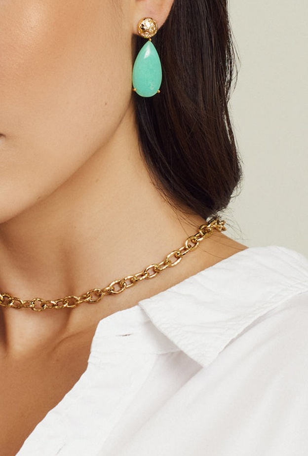 سحر وأنوثة في اليوم الوطني السعودي بمجوهرات الأحجار الخضراء