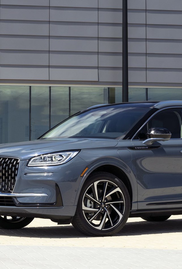 سيارة كروس أوفر فارهة من Lincoln