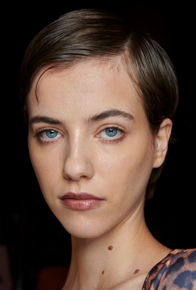 استشاري التجميل دكتورة نشوى  تجيب لموقع هي على كل التساؤلات التي تشغِل المرأة بخصوص الزوائد الج