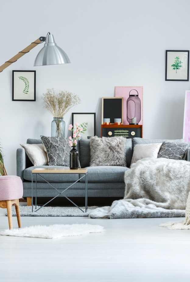 غرفة معيشة بوسائد وأغطية من الفرو