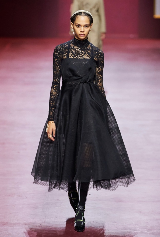 فستان أسود طويل من التول والشبك