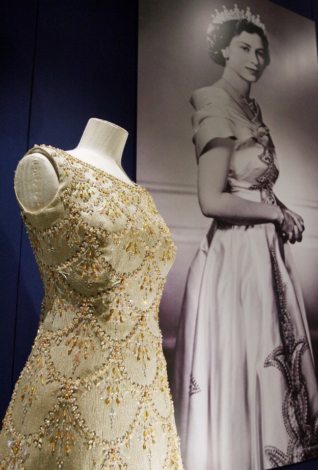 فستان مصمم من الكريب الحريري مطرز باللؤلؤ والترتر والخرز صممه نورمان هارتنيل وارتدته الملكة في برمودا خلال جولة الكاريبي عام 1975