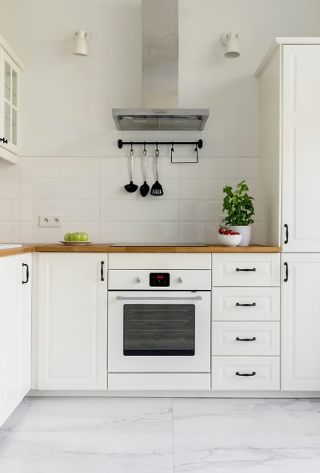 في المطبخ الصغير الحجم يفضل أن يكون ذو جدران وخزائن فاتحة الألوان