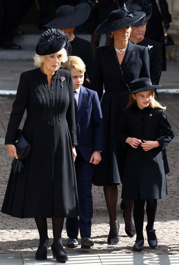 كيت قصدت تكريم الملكة من خلال إطلالاتها