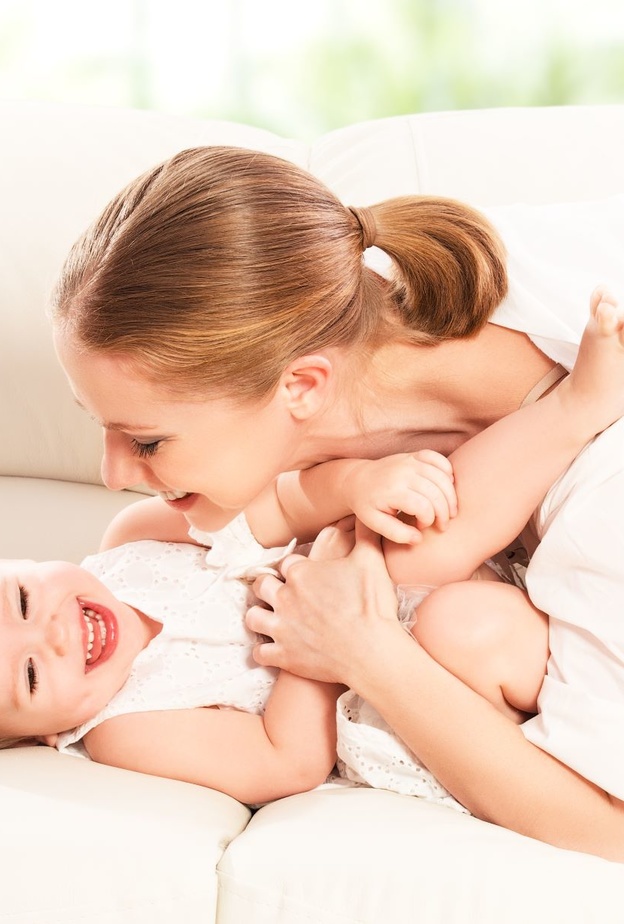 ما هي مخاطر دغدغة الطفل