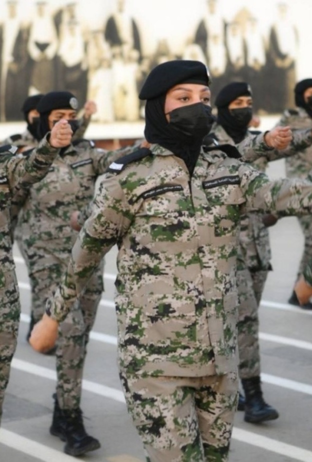 مجندات سعوديات في العرض العسكري باليوم الوطني الصورة من حساب صحيفة المدينة تصوير علي القرني