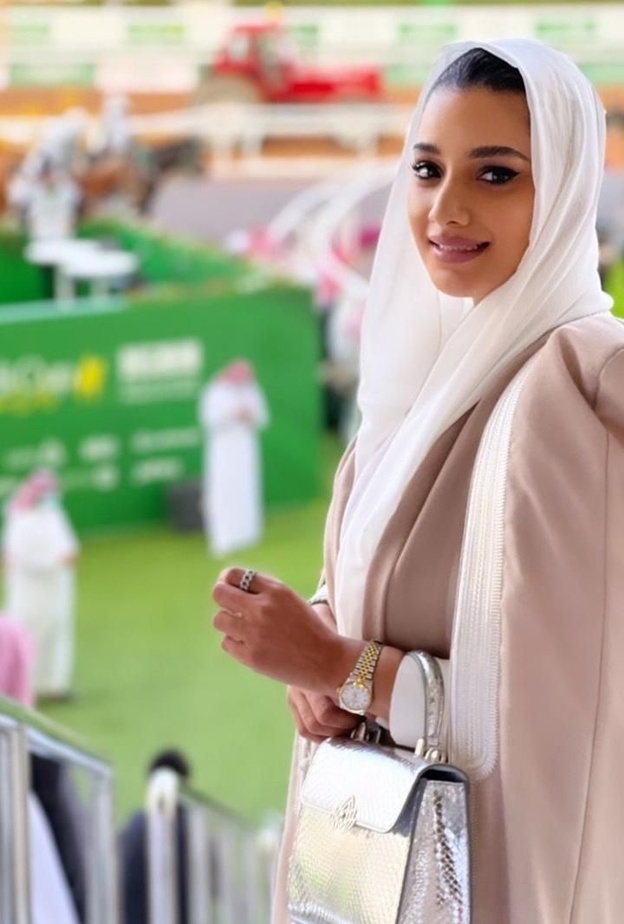 مصممة الأزياء سجى اليوسف تصرح لـ هي بتصريحات حصرية عن مشاركتها في مهرجان أقورا