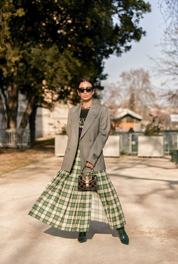 اعتمدي البليزر مع التنورة لأجمل الاطلالات الخريفية 