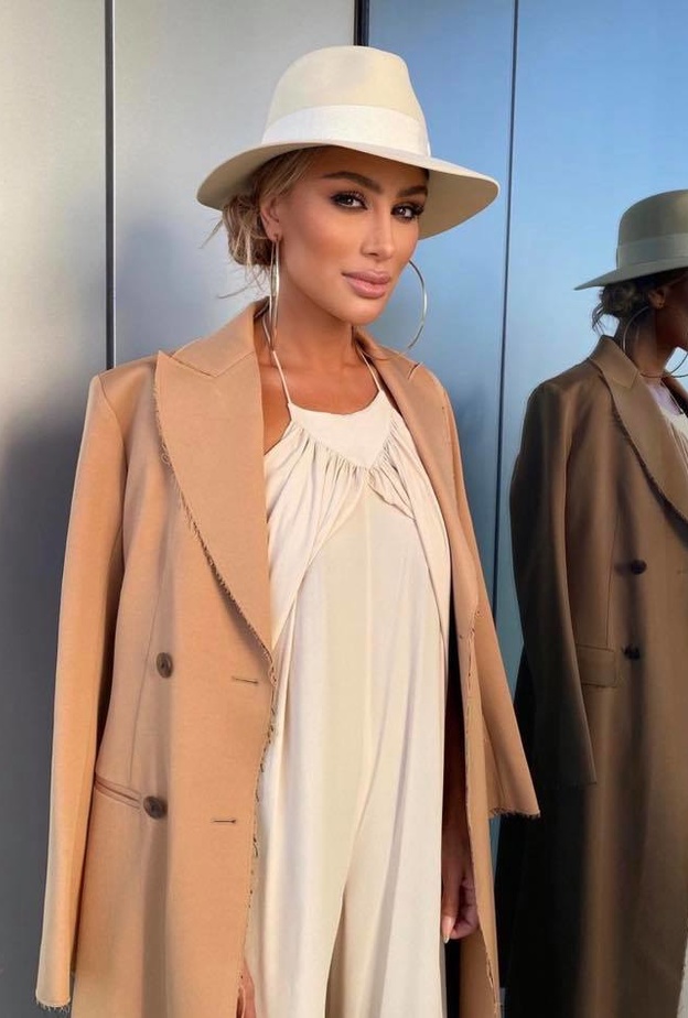 بعيداً عن الألوان الصاخبة اطلالات غير متوقعة من مايا دياب بدرجات النيود والأبيض