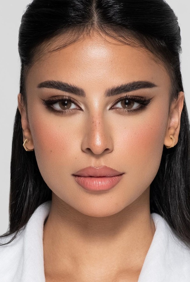 مكياج عيون برونزي داكن من وحي مدونات الجمال السعوديات... إليك خطوات تطبيقه