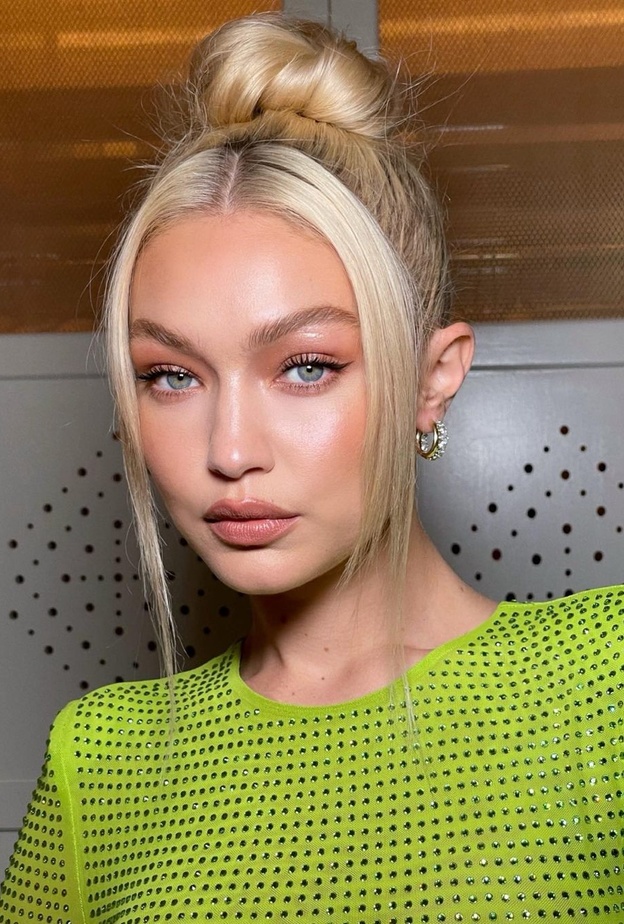 مكياج نيود لماع مع الرفعة العالية بأسلوب جيجي حديد