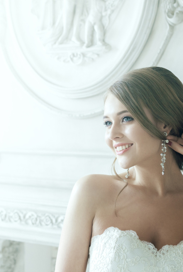 من المهم أن تكتفي العروس بأن تتزين بقطع مجوهرات قليلة وملفتة في يوم حفل زفافها 