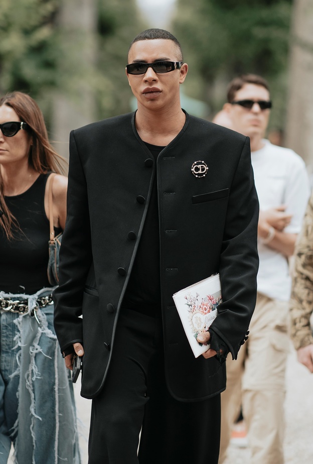 من طفل لم يتعرّف على أهله إلى مصمم أزياء متمرّد