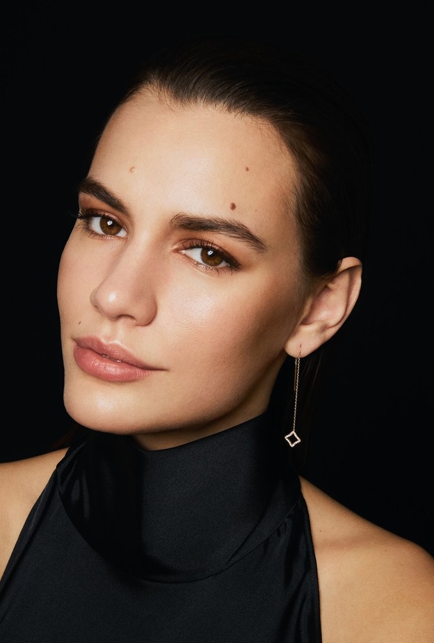 موديلات أقراط ذهب ناعمة لأناقتك الساحرة في نهار الخريف