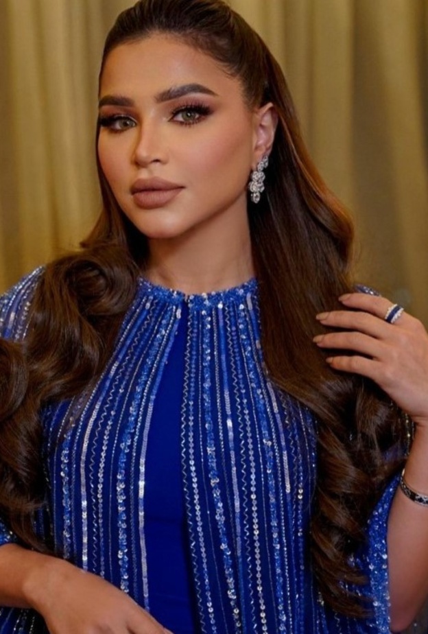 نهى نبيل تلفت الأنظار بإطلالتها الفاخرة بجمبسوت أنيق خلال تقديمها لبرنامج شاعر الراية