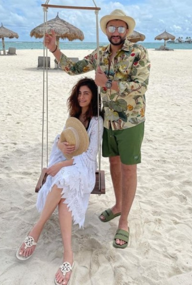 هاجر أحمد بصورة رومانسية مع زوجها في شهر العسل في المالديف