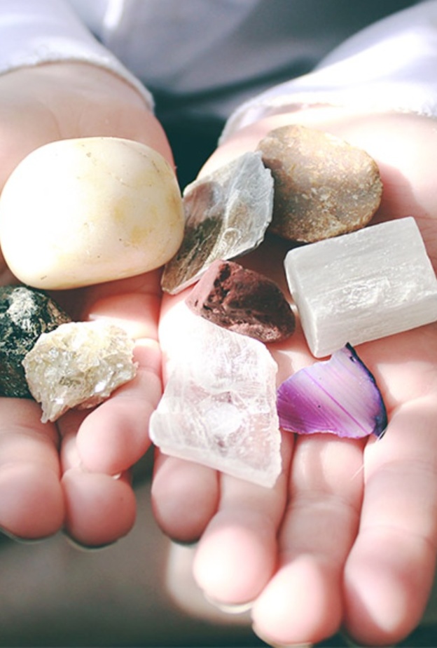 يُعتبر تنظيف الأحجار الكريمة وغير الكريمة أساسياً