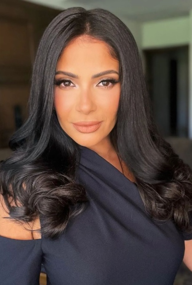 تسريحات ناعمة لصاحبات الشعر الأسود من وحي النجمة منى زكي وطريقة تطبيقها