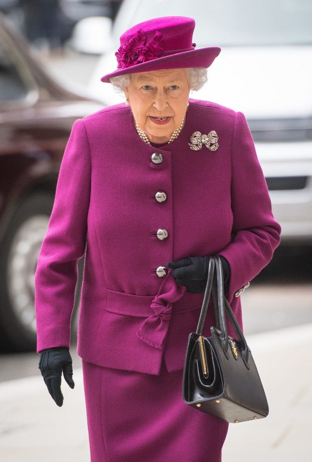 ما هو سر الحقيبة السوداء أكثر ما رافق الملكة إليزابيت الثانية؟! صممت خصيصاً لها ولم تفارقها حتى أيامها الأخيرة