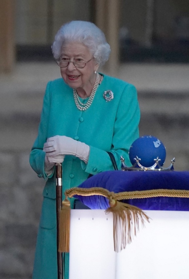 آخر بروش ارتدته الملكة إليزابيث الراحلة في معرض Goldsmiths بلندن