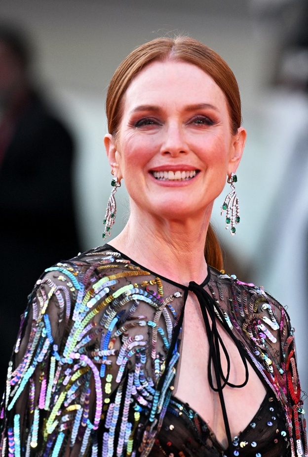 جوليان مور Julianne Moore بأقراط كارتييه Cartier