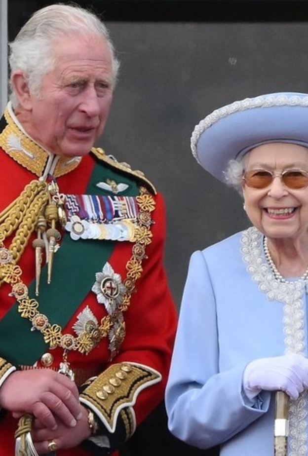 الملك تشارلز مع الملكة إليزابيث الثانية