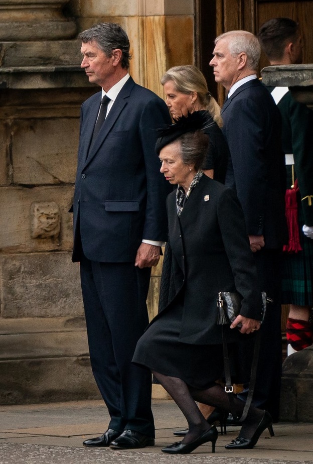 الأميرة آن تقدم تحية خاصة لنعش والدتها ملكة بريطانيا الراحلة