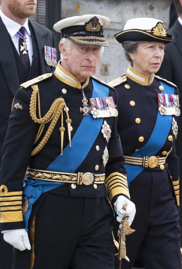 العائلة الملكة في موكب الجنازة