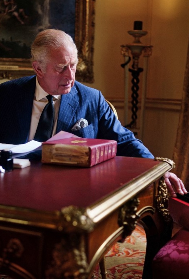  الملك تشارلز الثالث يٌغير شعار ختم الملكة إليزابيث 